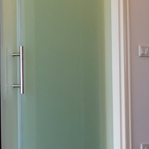 Yüzeysel Sürgülü Taçlı Cam Bölme