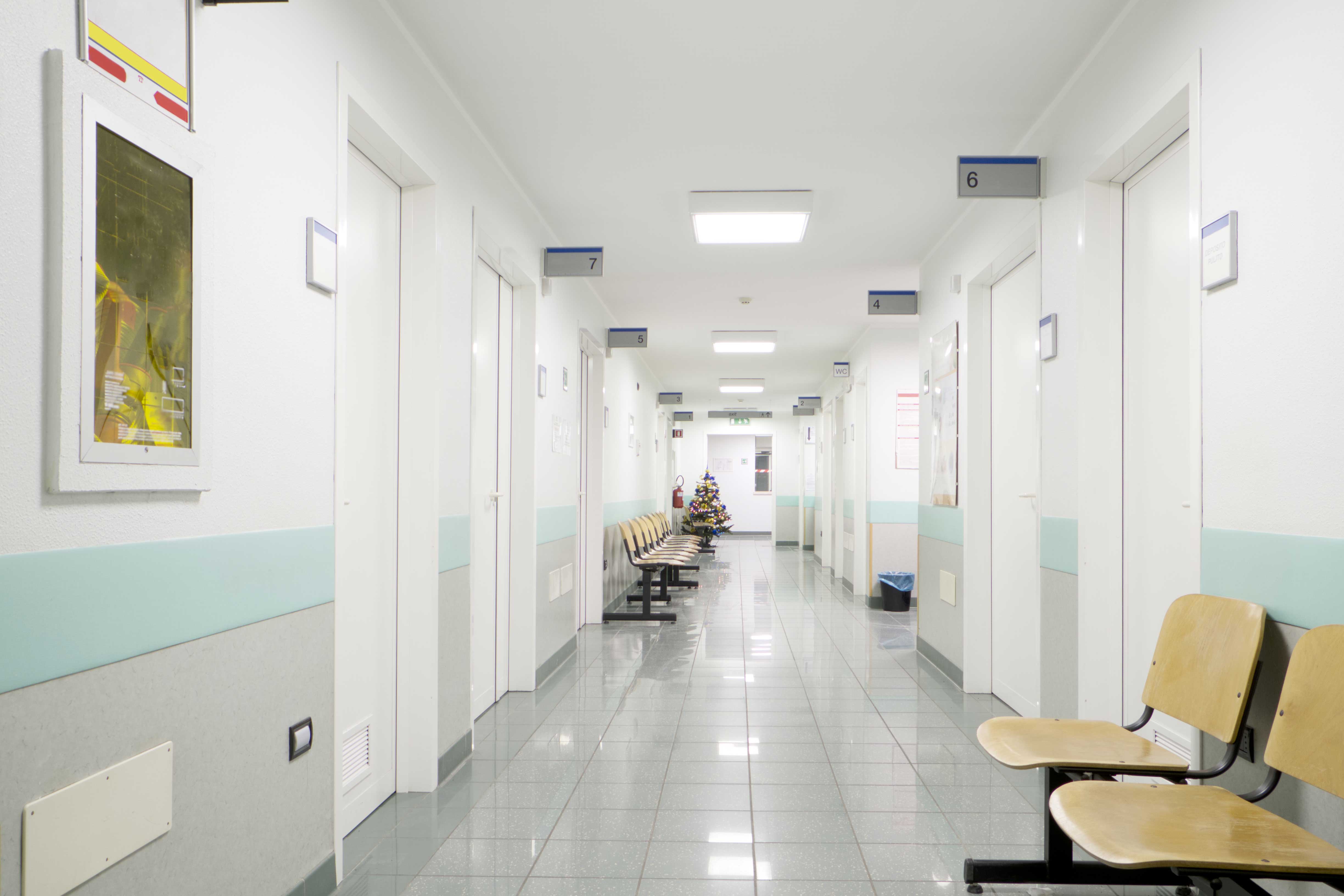 Лечебные учреждения москвы. Коридор больницы. Больница внутри. Коридор поликлиники. Больничный коридор.