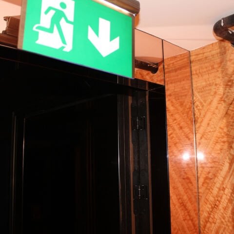 EI90 Yangına Dayanıklı 1,5 Kanat Tek Yüz Ayna Camlı Kapı